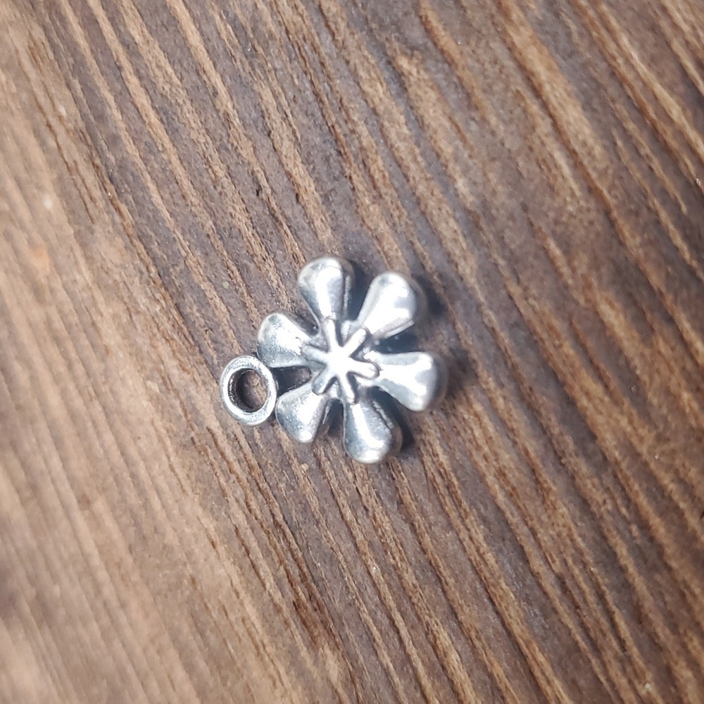 Flower power charm‎ P108